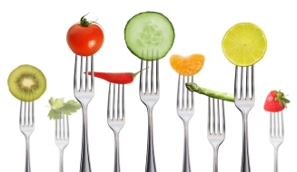 viele Gabeln mit Obst und Gemüse