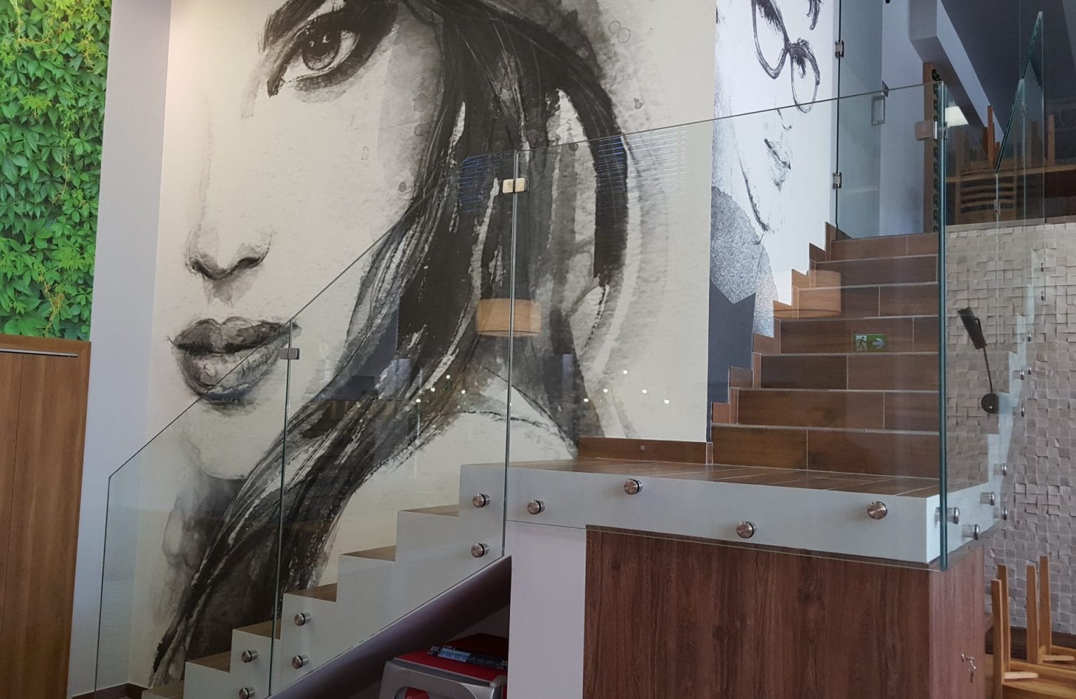 szklana balustrada w restauracji, kształty szkła romboidalne i prostokątne. szkło Float -realizacja Warszawa